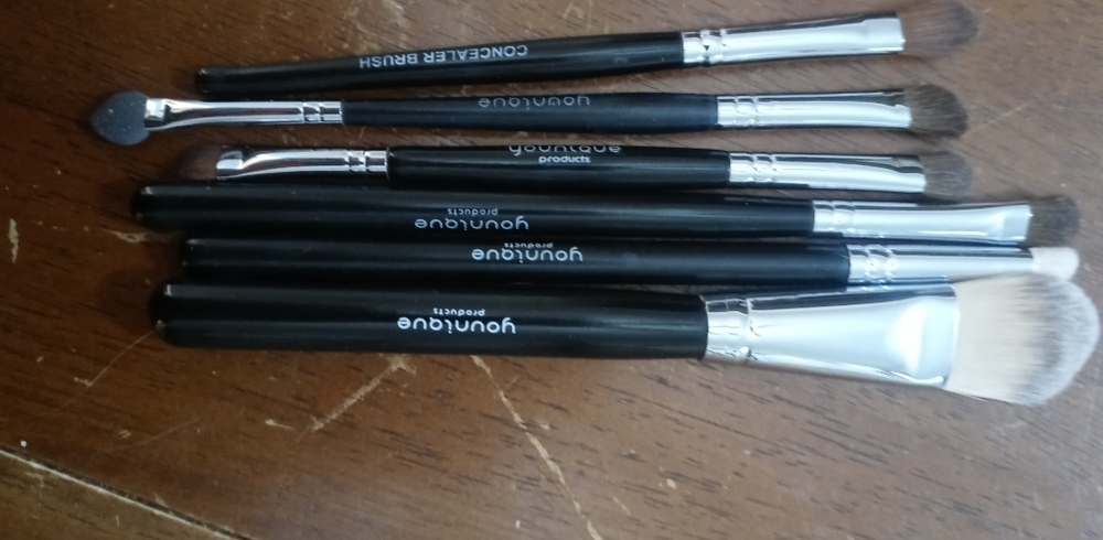 Younique makeup brushes